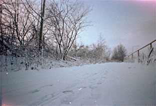 verschneiter Gehweg